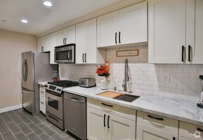 Building Photo - 17168 Newhope St Rental