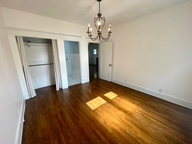 Building Photo - 3218 E 2nd St Unit 3218 Upper