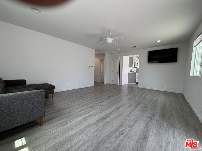 Photo - 18601 Hiawatha St