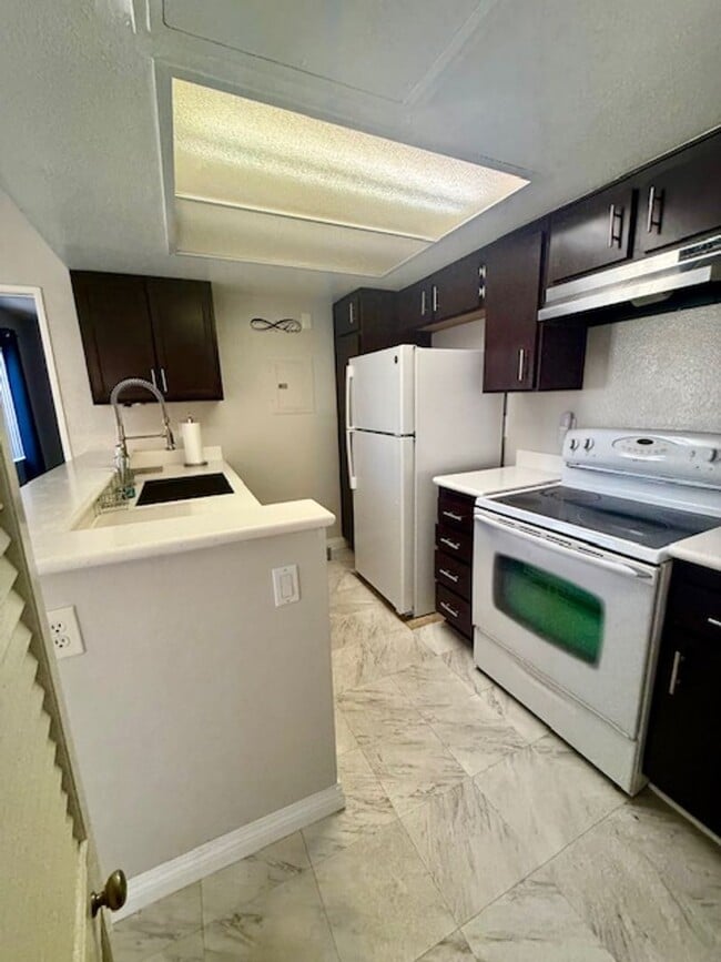 Building Photo - Lovely Eastlake condo Unit 168