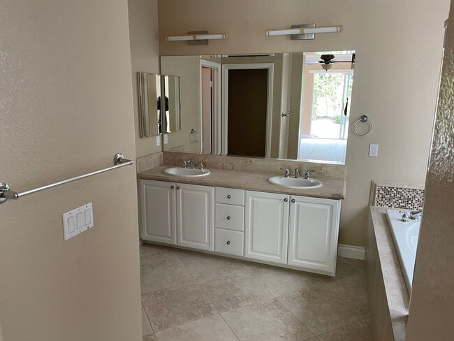 Upstair Bathroom - 5028 Pearlman Way