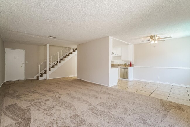 Building Photo - 220 E Live Oak St Unit 22