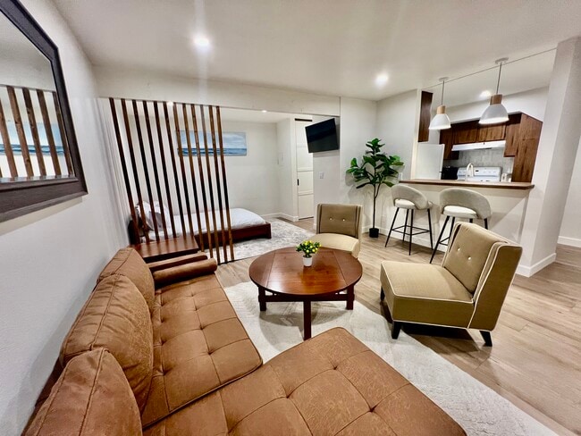 Building Photo - 23 Streamwood Unit FURNISHED WITH UTILITIES