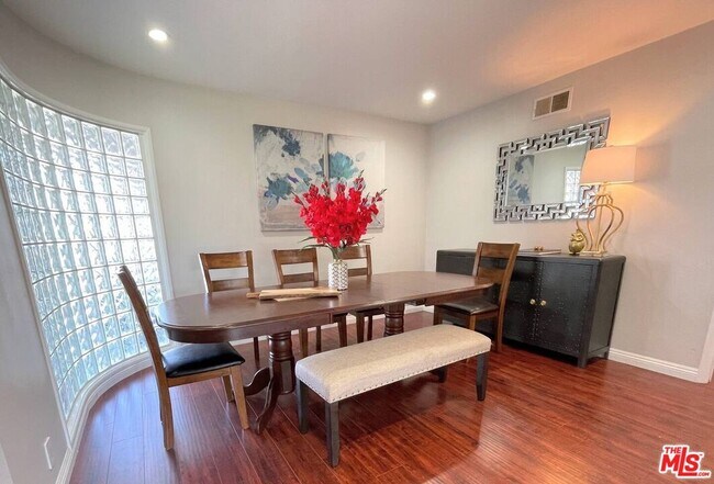 Photo - 6605 S Sherbourne Dr House