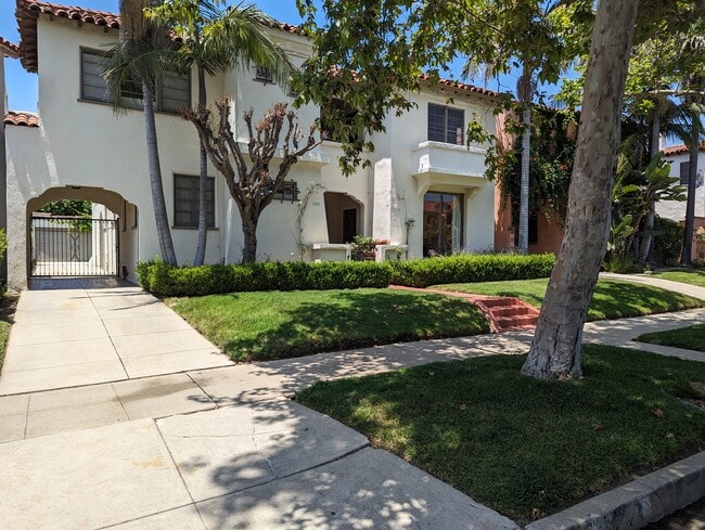 Photo - 1141 S Hayworth Ave House