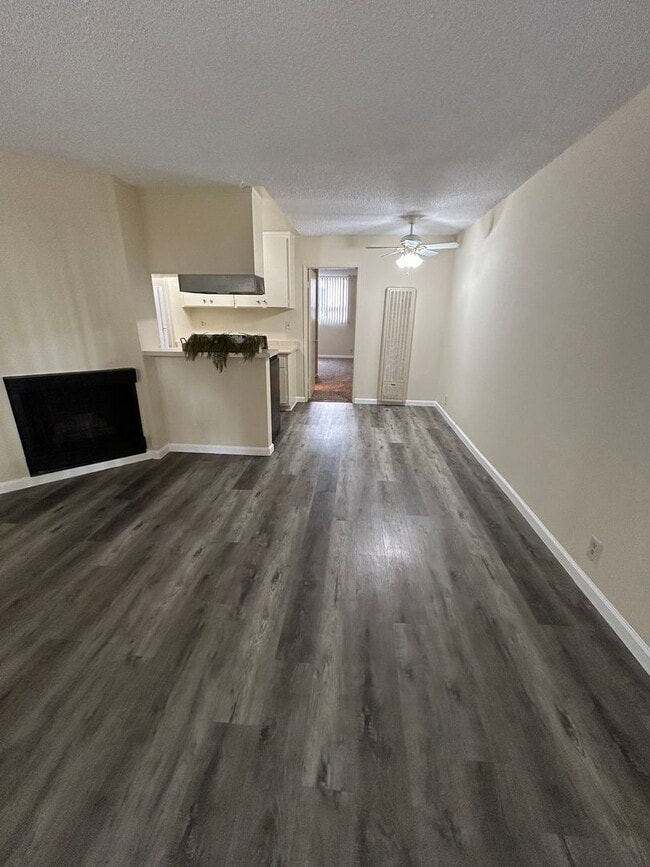 Building Photo - Beautiful 1 Bedroom Unit 12