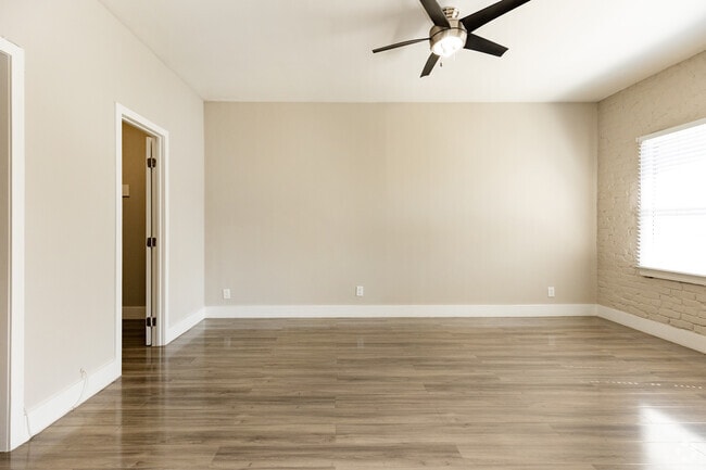 2933 W 8th St - 8th Street Apartments