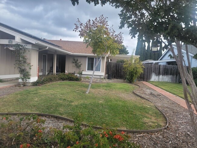 Building Photo - Large 3 bed 2 Bath house in Chula Vista
