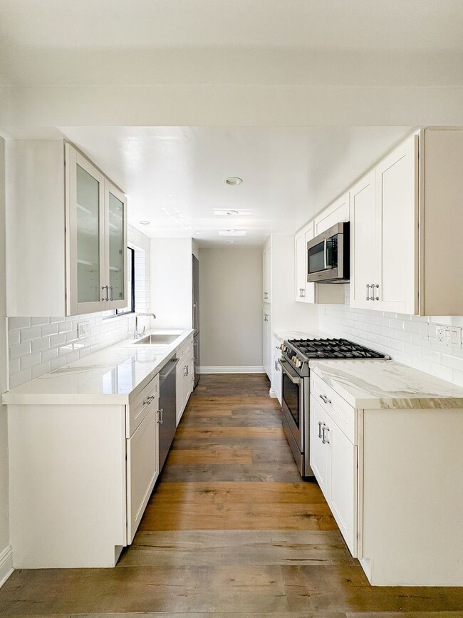 Photo - Gorgeous Townhouse w/Upgrades Galore close to Beach+Canals w/Laundry+Garage+Pool