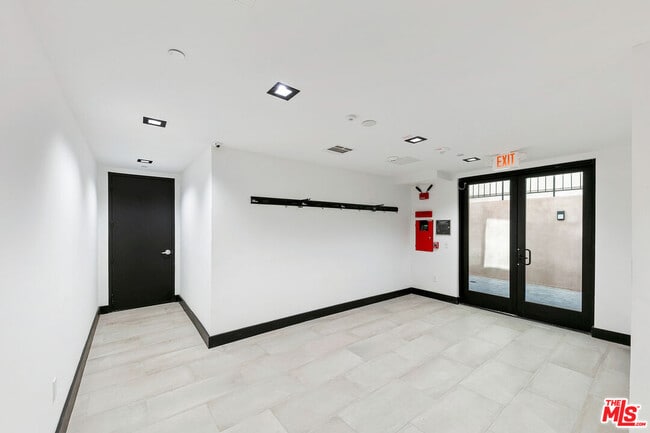 Photo - 10842 Victory Blvd Unit 301