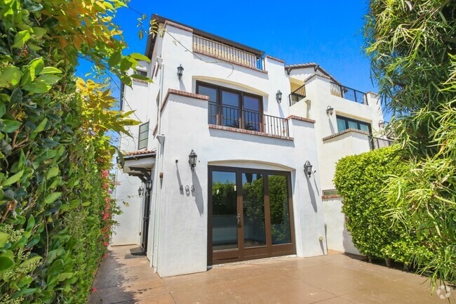 Building Photo - Stunning 3 BD | 4BTH With 2 Bonus Rooms Rental