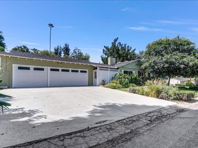 Building Photo - Welcome to this charming 3-bedroom, 2-bath... Rental