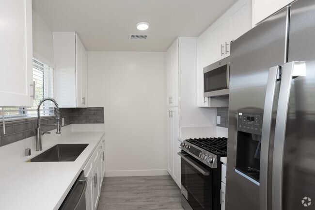 2BR, 2BA - 1,200SF - Kitchen - Fairway Villas Apartment Homes