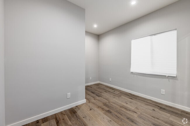 1BR, 1BA - 400SF - Bedroom - Sweet Spot Alert! Cozy 1 Bed in the Heart of LA