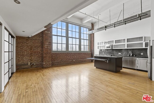 Photo - 1850 Industrial St