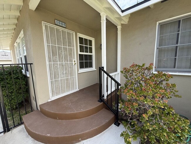 Building Photo - 1006-1008 W. Glenoak Unit 1006