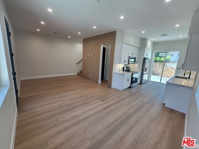 Photo - 13540 Hamlin St