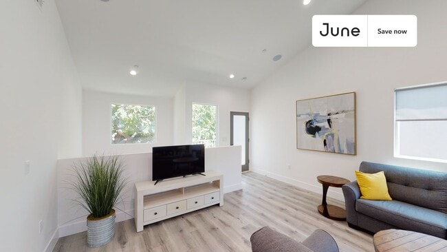 Photo - 564312 Auckland Ave