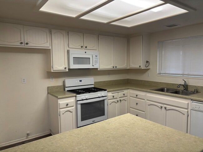 Photo - 2116 Ave