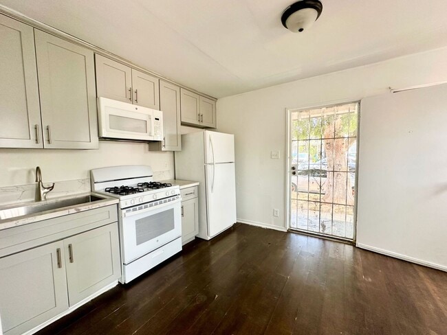 Baring Cross & 92nd - Baring Cross & 92nd Apartment Unit 807 1/2