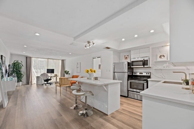 Photo - 321 S San Vicente Blvd Condo
