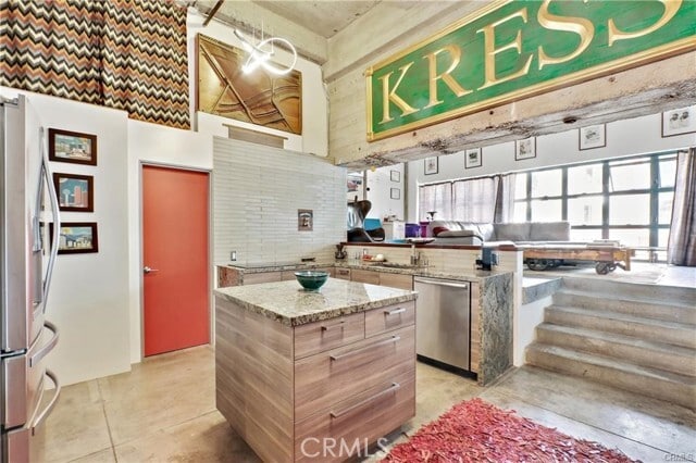 Building Photo - 100 W 5th St Unit 2G