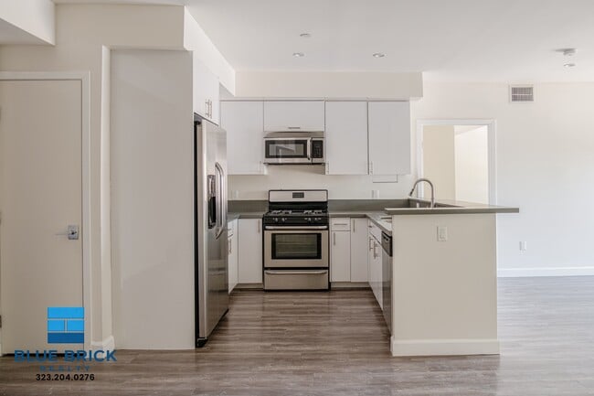 Building Photo - 4305 Laurel Canyon Blvd Unit 202