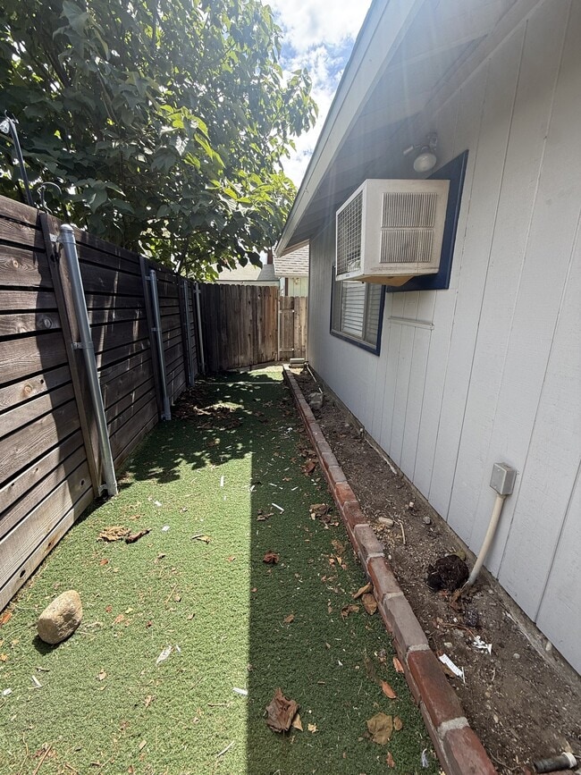 Photo - 637 N 2nd Ave