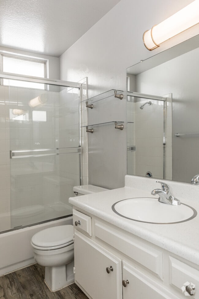 1BR, 1BA - 750 SF - Lido Apartments - 3339 S Canfield Ave