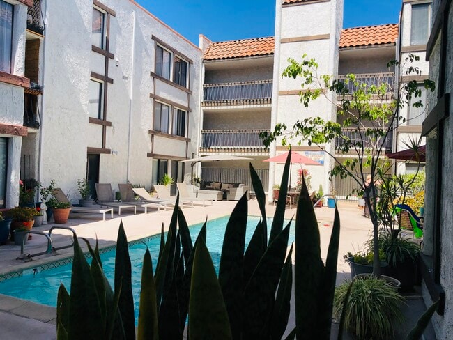 Pool side relaxation - 515 N Jackson St Unit 112