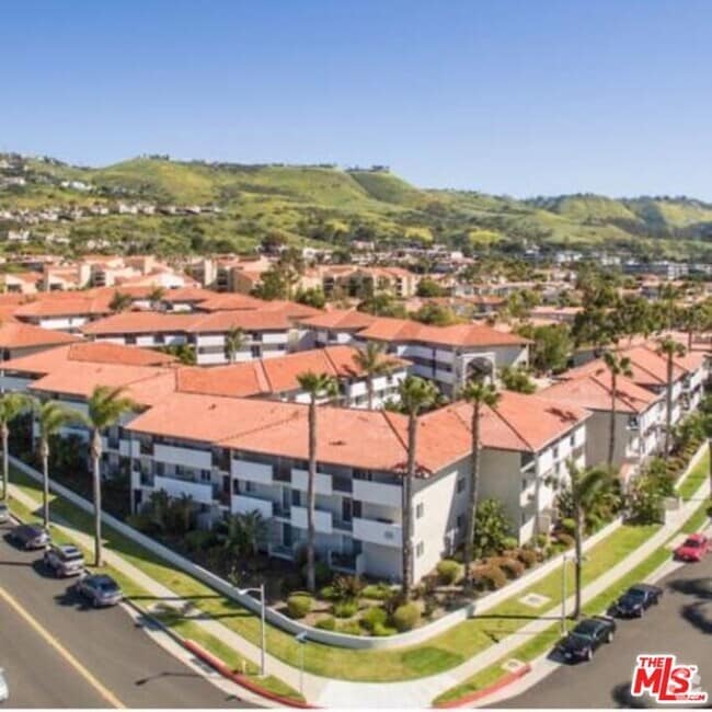 Building Photo - 6600 Beachview Dr Unit 323 Rental