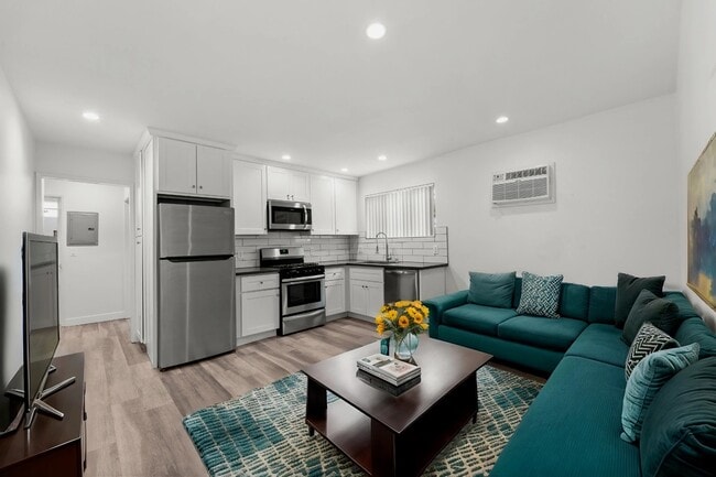 Building Photo - 925 W 30th St Unit 14