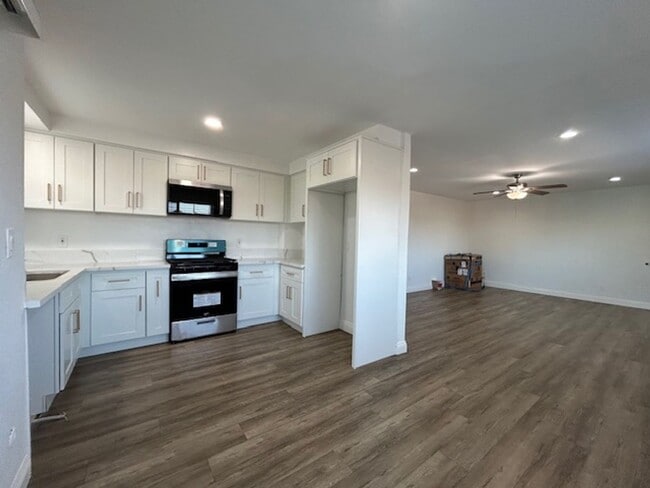 Building Photo - 2211 S Grand Ave Unit #2