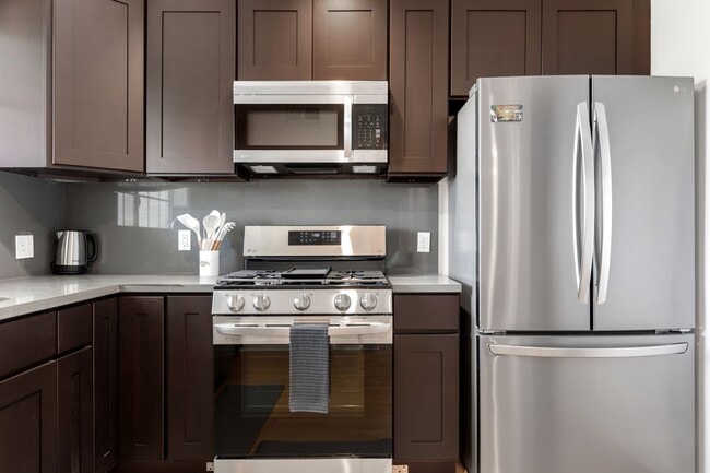 Building Photo - 10777 Ashton Ave Unit Single Room 2 - 2