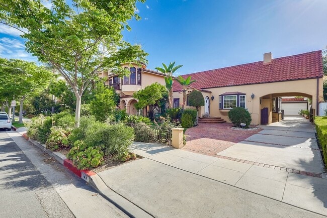 Photo - 129 S Swall Dr House