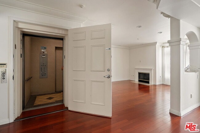 Building Photo - 11737 Goshen Ave Unit 302