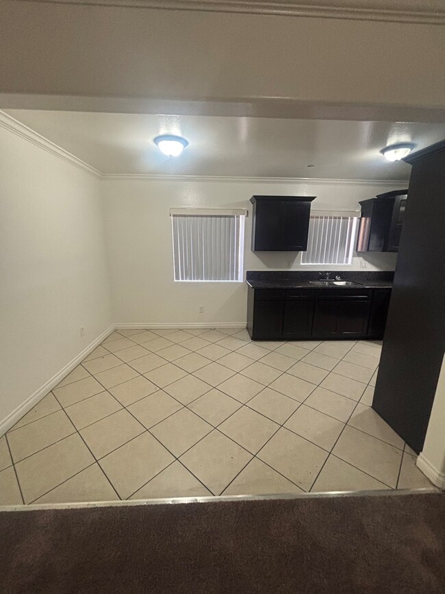 Photo - 715 W 62nd St