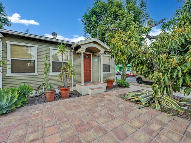 Photo - 2677 Rich St