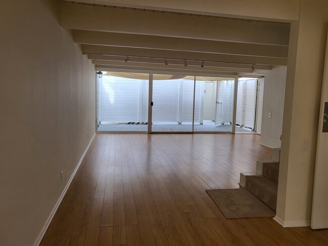 Building Photo - 312 S Elm Dr