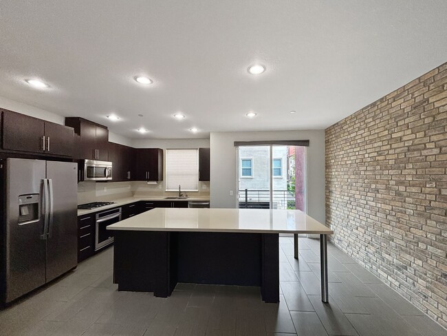 Stunning 3B/3.5BA Townhouse in Mission Val... - Stunning 3B/3.5BA Townhouse in Mission Val...
