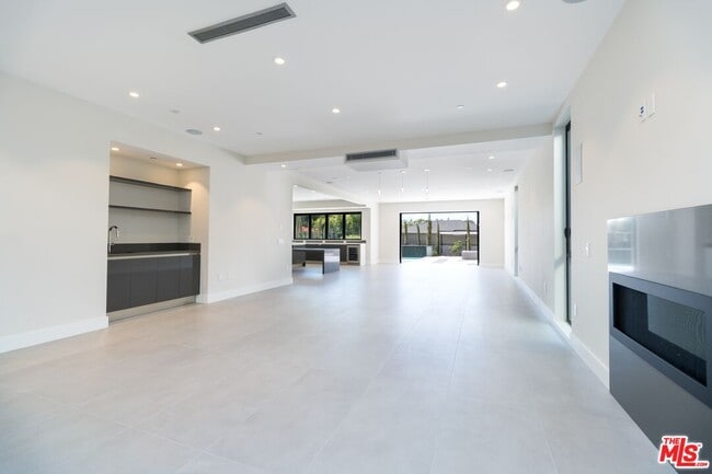 Photo - 159 S Bowling Green Way