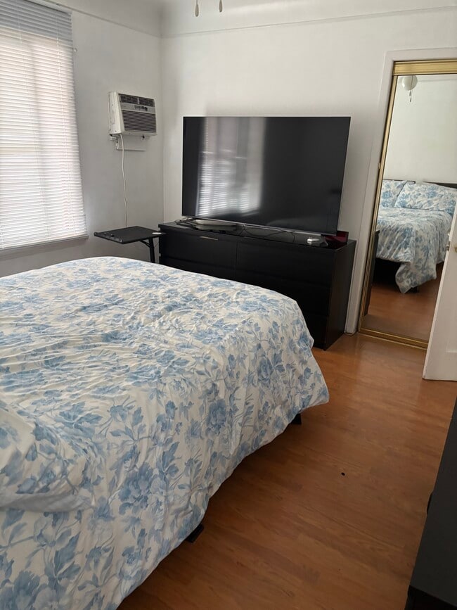 Master bedroom - 5646 1/2 Farmdale Ave Unit NOHO Apartments