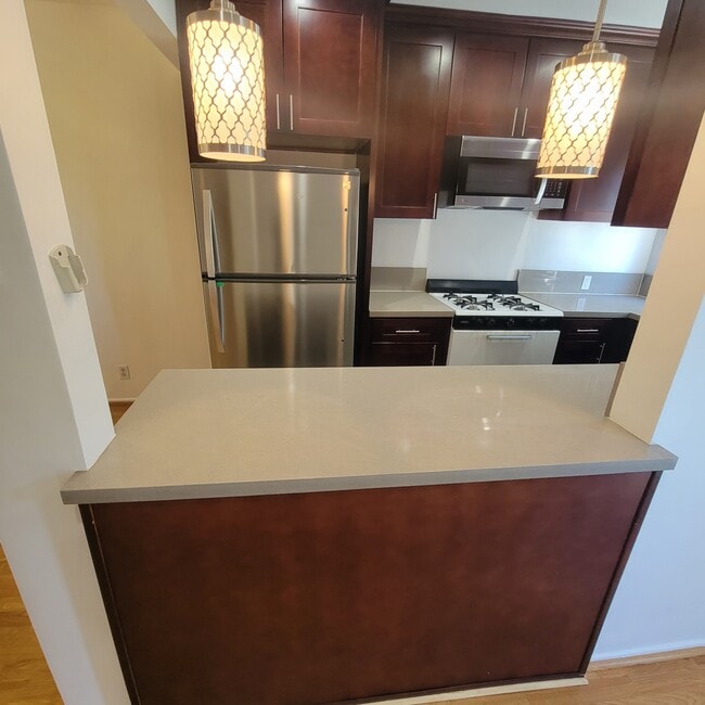 Kitchen and bar - 870 S Norton Ave