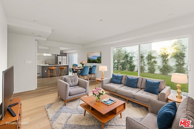 Building Photo - 1752 N Van Ness Ave Unit 3/4