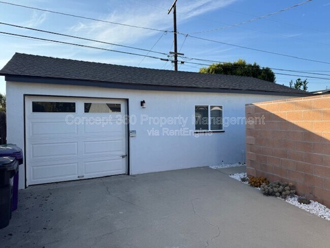 Photo - 2061 Lomina Ave