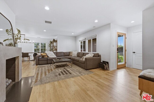 Photo - 5208 Woodman Ave