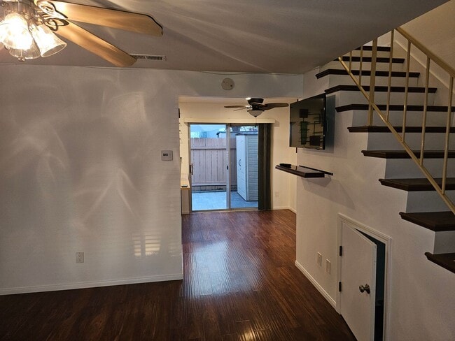 Building Photo - Remodeled 2bedroom 1.5 Bath Townhouse