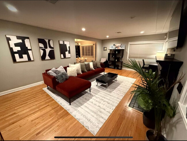Building Photo - 404 S Beachwood Dr Rental