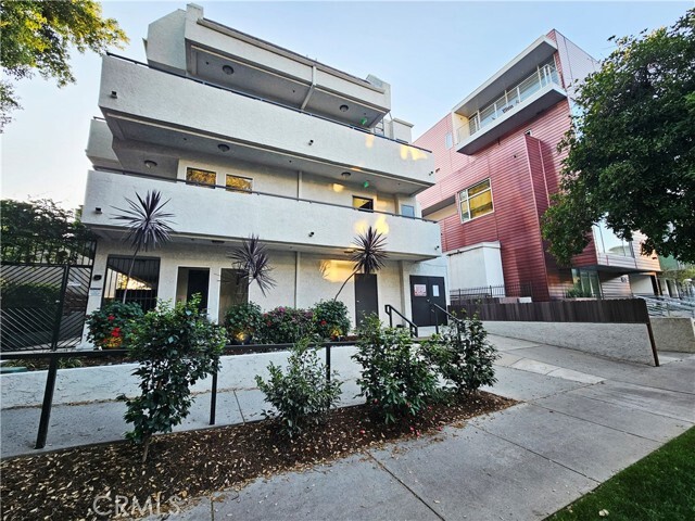 Building Photo - 156 S Oak Knoll Ave Unit 209