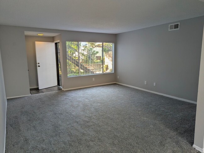 Building Photo - 17031 Pinehurst Ln Unit B